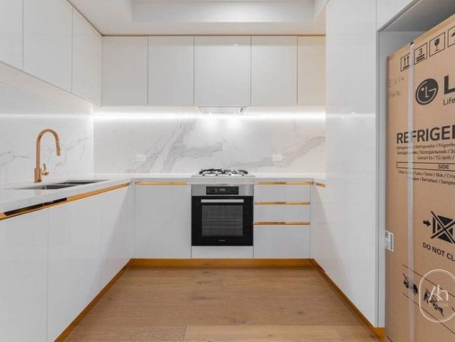 Modern 3 Bedroom Apartment with Uninterrupted City Views In Box Hill