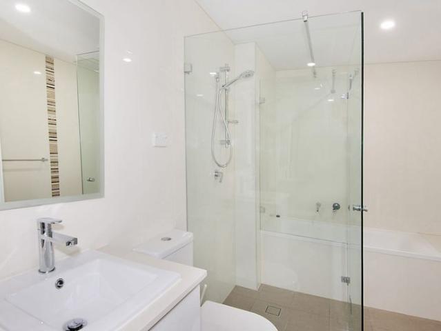 Modern 3 bedroom apartment in sought after location