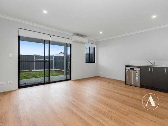 MODERN 3 BEDROOM DUAL LIVING HOME IN CONVENIENT LAKELANDS LOCATION