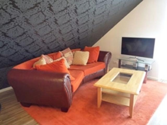 Modern 3 bedroom duplex apartment with its own entrance and balcony in Laatzen