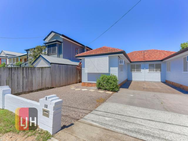 MODERN, 3 BEDROOM DUPLEX IN GREAT LOCATION!