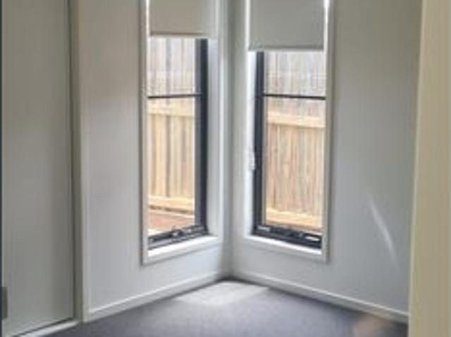 Modern 3 bedroom duplex located in Ripley