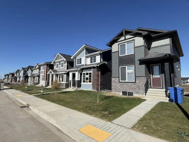 Modern 3 Bedroom + Den Home in Chestermere — 3 Bedrooms+ Den House