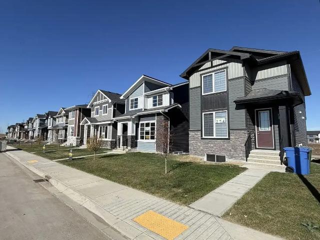 Modern 3 Bedroom + Den Home in Chestermere — 3 Bedrooms+ Den House