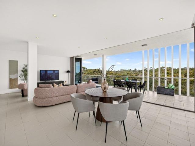 Modern 3 Bedroom Full Floor Residence Overlooking Kings Park