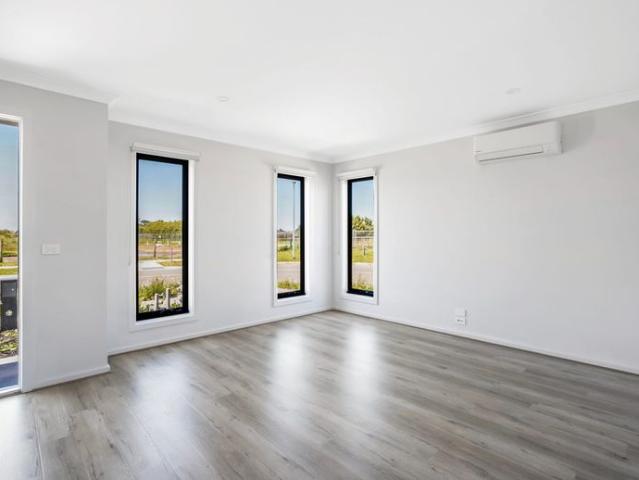 Modern 3 Bedroom Family Townhouse in Prime Cranbourne East Location