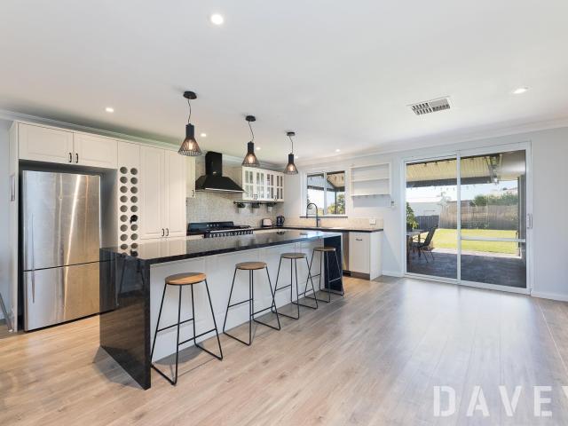 MODERN 3 BEDROOM FAMILY HOME IDEAL LOCATION