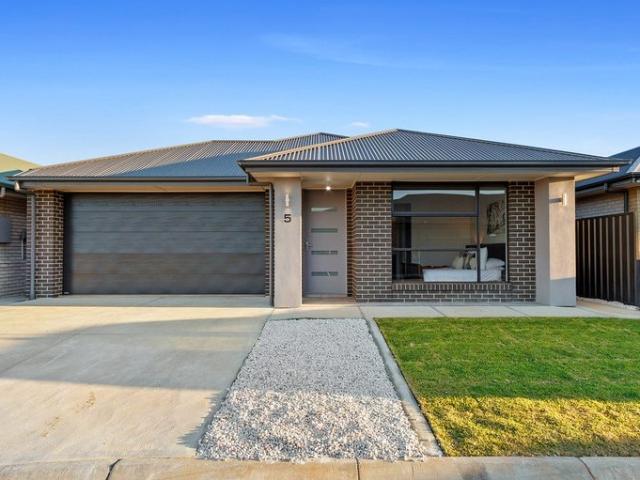 MODERN 3 BEDROOM FAMILY HOME IN ANGLE VALE