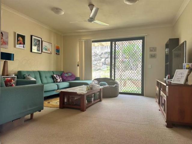 Modern 3 Bedroom Family Home in Prime Arundel Location