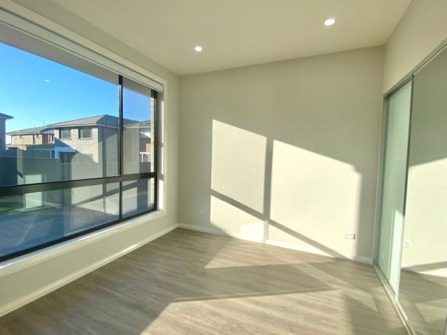 Modern 3 Bedroom Family Home in the Heart of Riverstone – Walk to Station, Schools & Leisure Centre