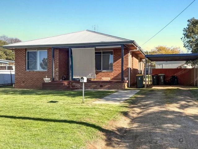 Modern 3 bedroom Family home located in South Forbes!