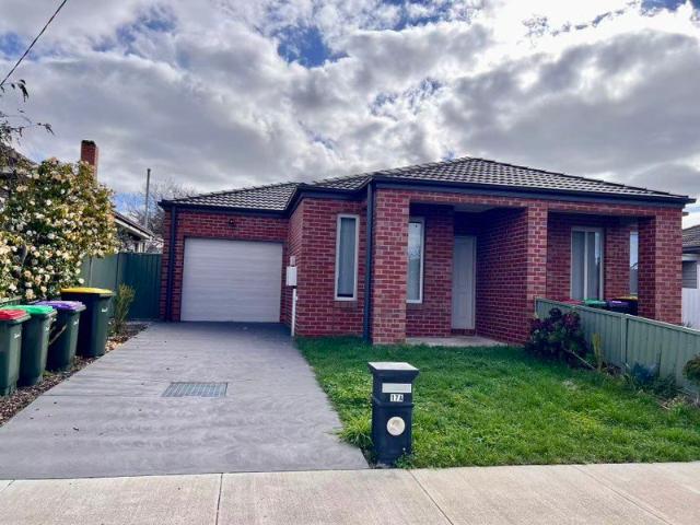 Modern 3 Bedroom Family Home with Garage in Wendouree