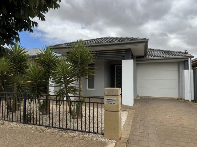 Modern 3 Bedroom Home Comfortable Living in a Great Location!