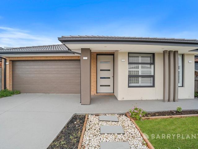 Modern 3 Bedroom Home in Convenient Officer Location