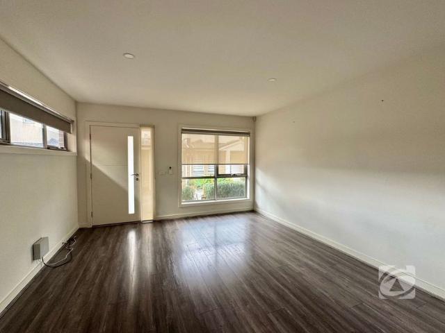 MODERN 3 BEDROOM HOME IN A CONVENIENT HALLAM LOCATION!