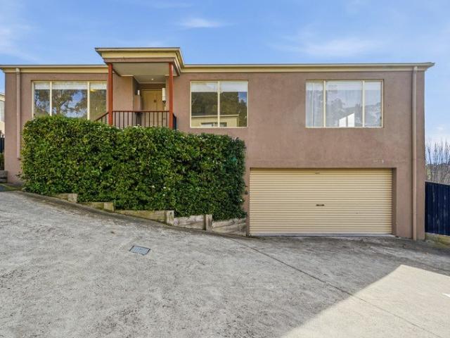 Modern 3 Bedroom Home in Austins Ferry