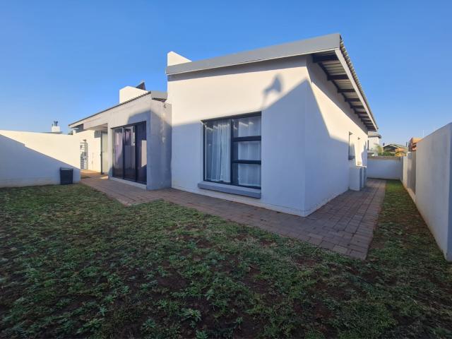 Modern 3 Bedroom Home in Pinnacle View Estate