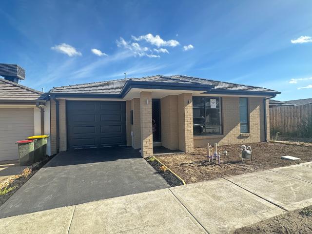 Modern 3 Bedroom Home in Prime Cranbourne East Location