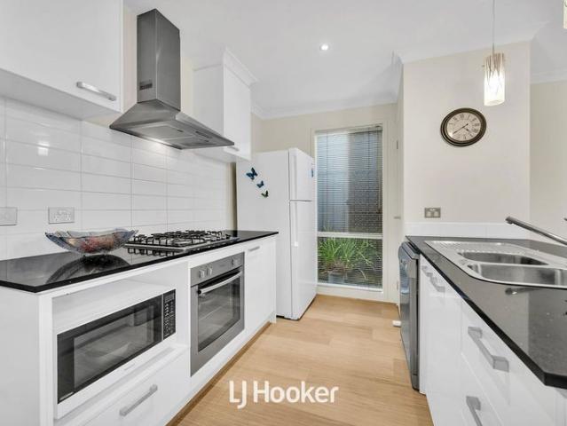 Modern 3 Bedroom Home in Prime Cranbourne North Location
