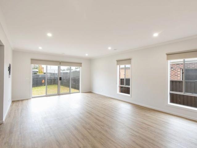MODERN 3 BEDROOM HOME IN QUIET COMPLEX