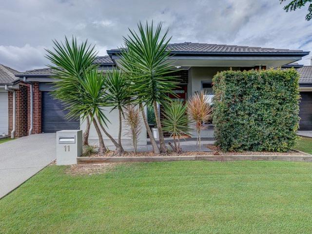 MODERN 3 BEDROOM HOME PROVIDING LOW MAINTENANCE LIVING!