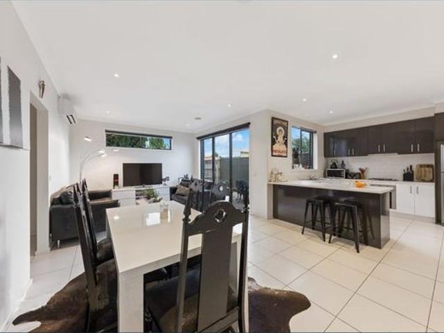 Modern 3 Bedroom Home – Walk to Shops & Keilor Central