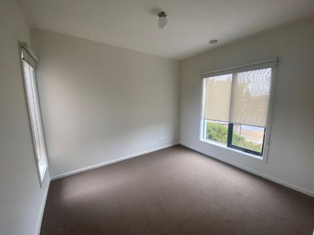 MODERN 3 BEDROOM HOME WITH TWO LIVING AREAS