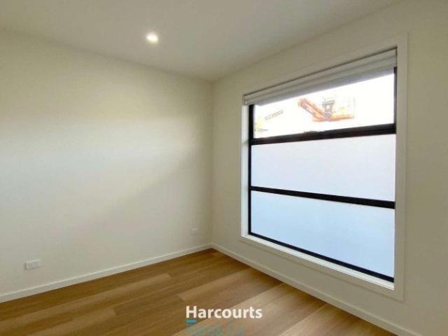 Modern 3 Bedroom Home with Abundant Natural Light in Craigieburn