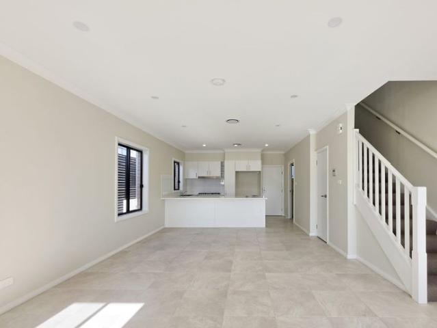 Modern 3 Bedroom Home with Double Garage in Box Hill