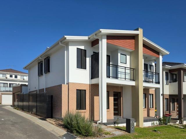 Modern 3 Bedroom Home with Double Garage in Box Hill