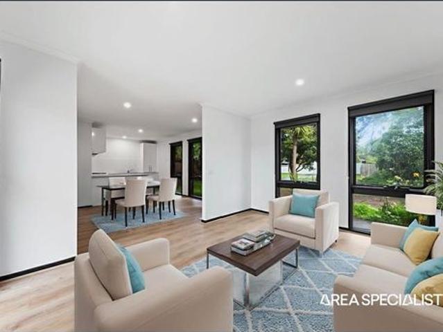 Modern 3 Bedroom Home with Double Garage in Pakenham