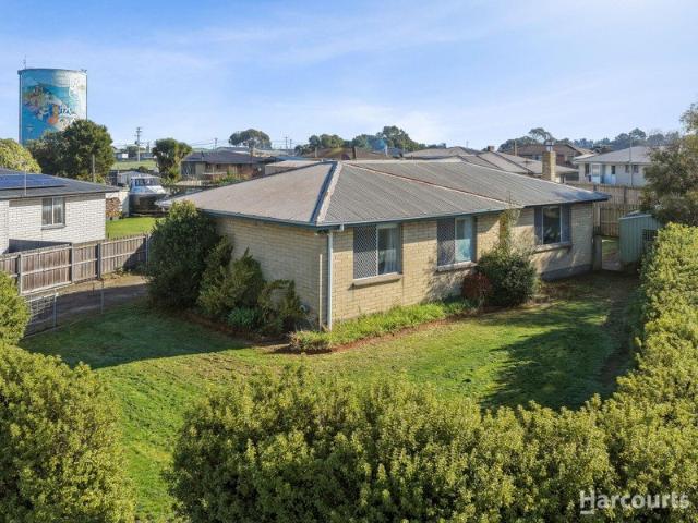 Modern 3 Bedroom Home with Great Extras!