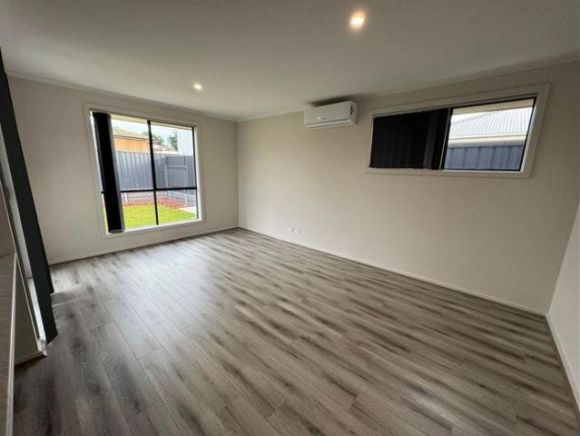 Modern 3 Bedroom Home with Open Plan Living in Murray Bridge!