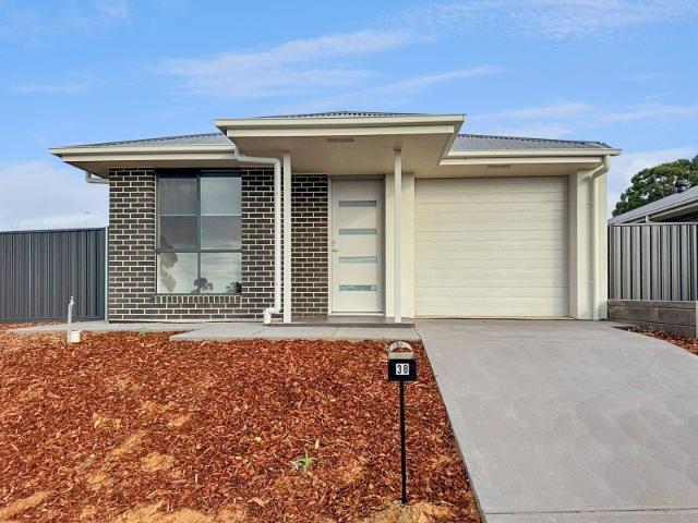 Modern 3 Bedroom Home with Open Plan Living in Murray Bridge!