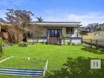 Modern 3 Bedroom Home with Spacious Kitchen in Halekulani