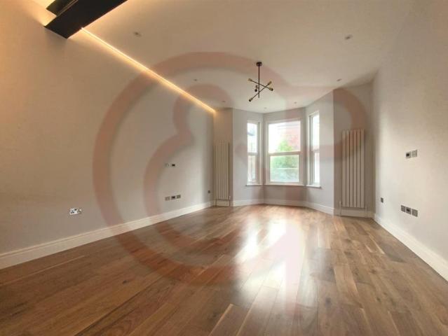 Modern 3 Bedroom, Horn Lane W3