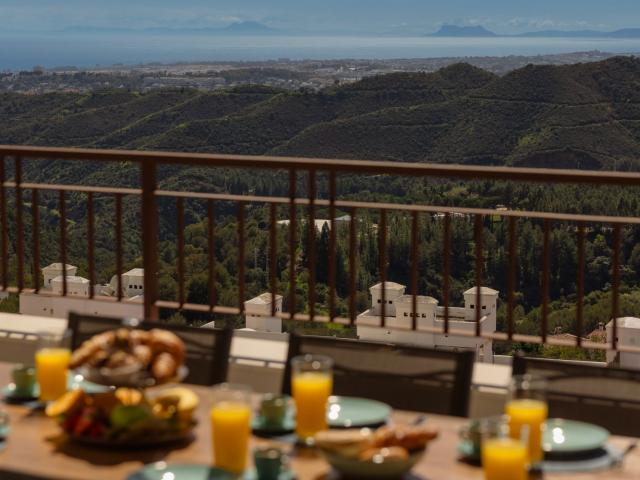 Modern 3 bedroom penthouse with jacuzzi & sea views in Almazara Hills, Istán