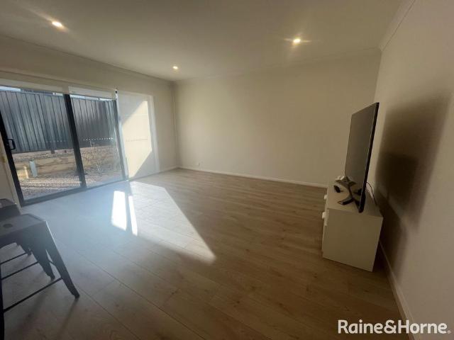 Modern 3 Bedroom plus study Townhouse!