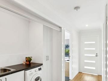 MODERN 3 BEDROOM RARE FIND, 2 STOREY!
