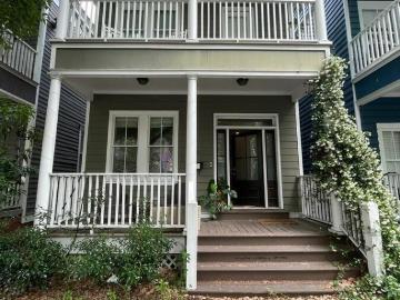 Beautiful 3 Bedroom 2.5 bathroom with Hardwood Floors Near Forsyth!