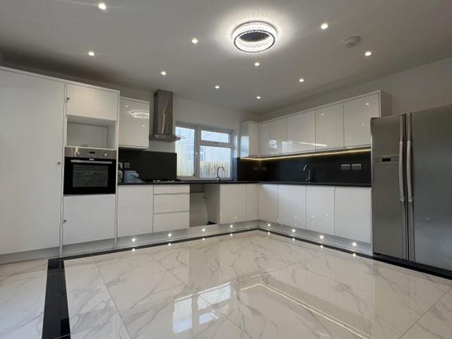 Modern 3 bedroom semi detached ground floor flat
