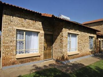 modern 3 bedroom simplex in sought a.