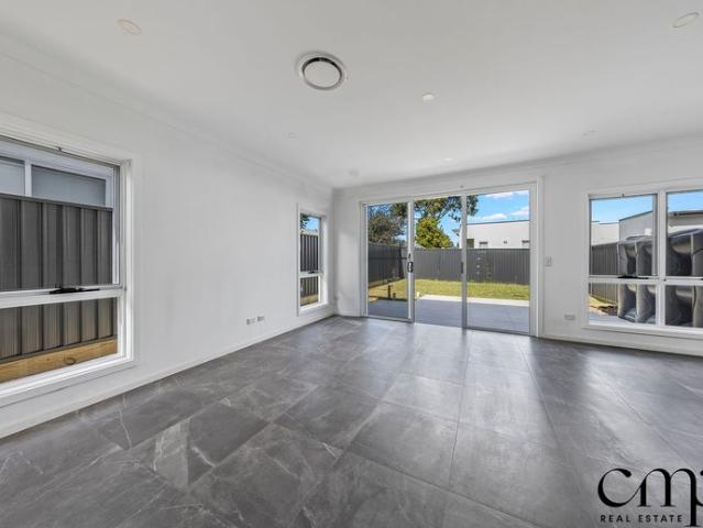 Modern, 3 Bedroom Spacious Townhouse!
