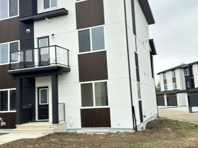 Modern 3 Bedroom Townhome – Mullen Place, SW — 3 Bedrooms Townhouse