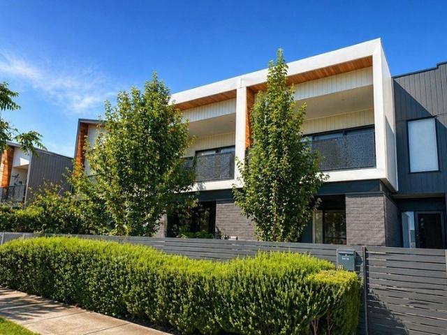 MODERN 3 BEDROOM TOWNHOUSE