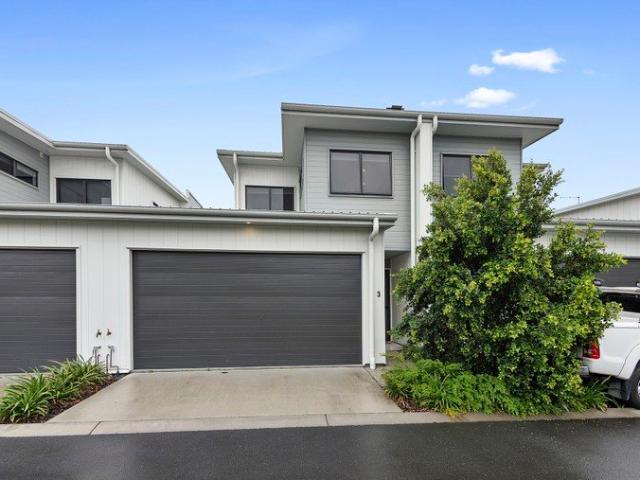 MODERN 3 BEDROOM TOWNHOUSE