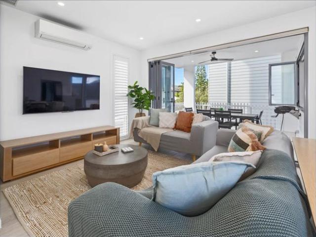 Modern 3 bedroom Townhouse Walk to the beach! Fully furnished