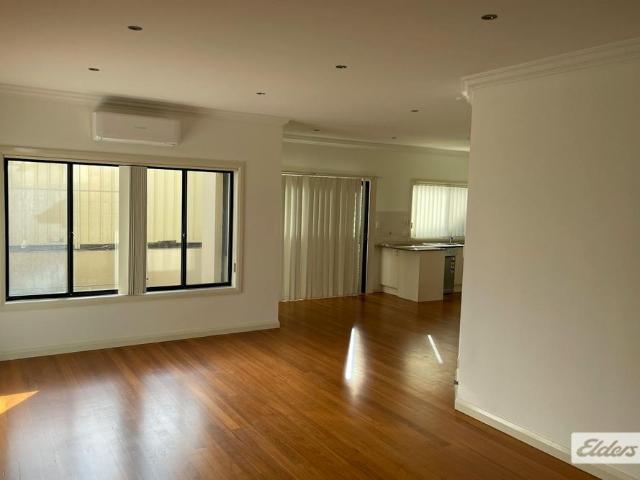 MODERN 3 BEDROOM TOWNHOUSE WALK TO THE HOSPITAL