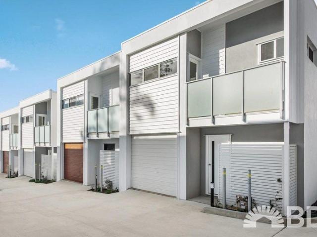 Modern 3 Bedroom Townhouse with Air Conditioning & Study Nook