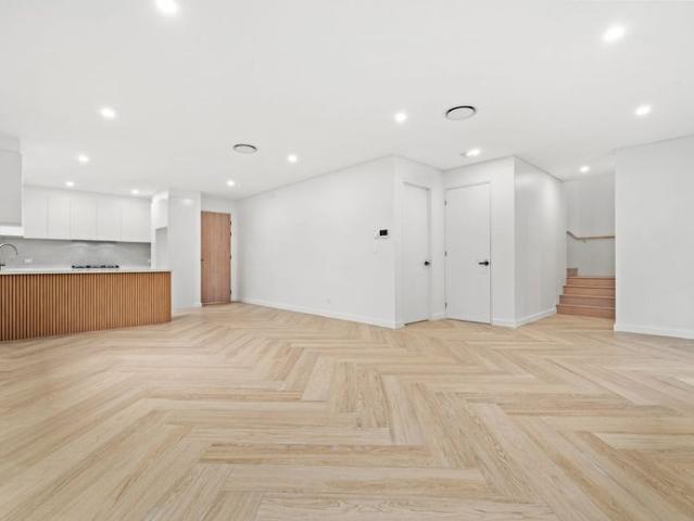 Modern 3 Bedroom Townhouse with All the Mod Cons